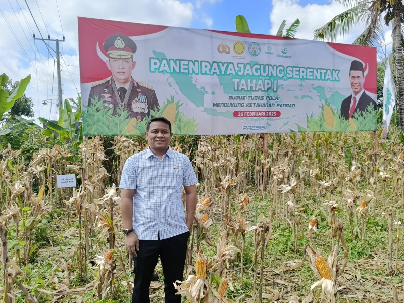 Foto Kepala Desa Kembang Kerang Daya Irawan saat Menghadiri Acara Panen Raya Jagung Serentak Tahap I, dengan tema “Gugus Tugas Polri Mendukung Ketahanan Pangan” di Desa Kembang Kerang Daya pada Rabu (26/12/2025) (Dok. Pribadi)